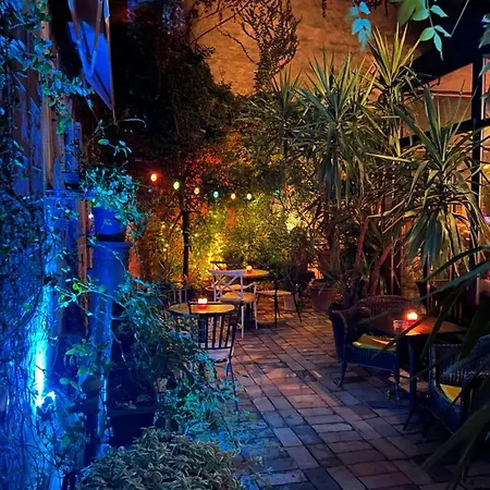 ベッド・アンド・ブレックファスト 