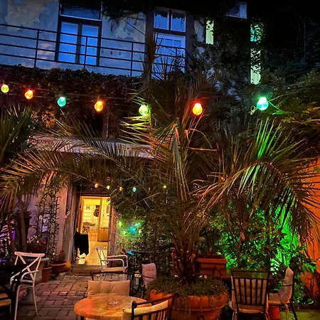 ベッド・アンド・ブレックファスト 