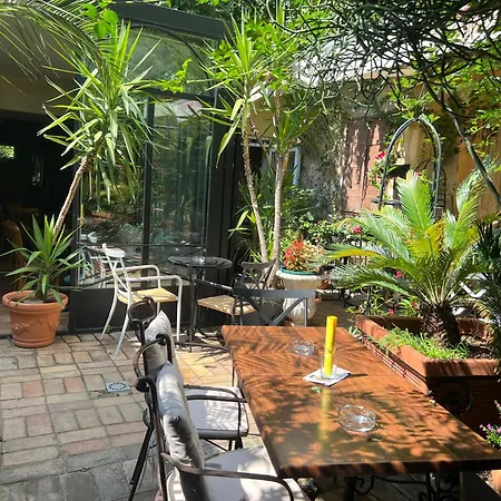 ベッド・アンド・ブレックファスト 